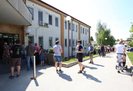 Množično cepljenje v ZD Cerknica 03 FOTO LJUBO VUKELIČ